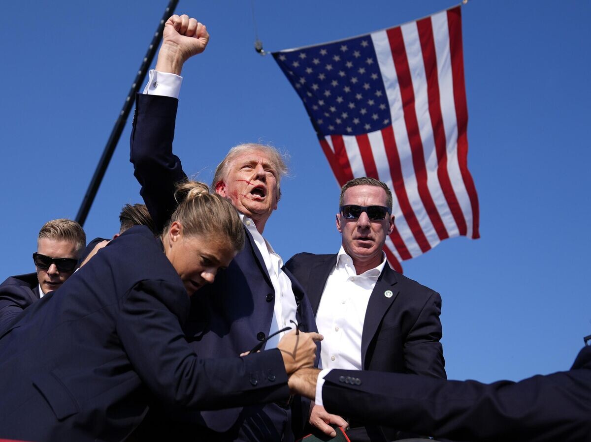    Шон Курран защищает Дональда Трампа во время покушения в городе Батлер в штате Пенсильвания | © AP Photo / Evan Vucci