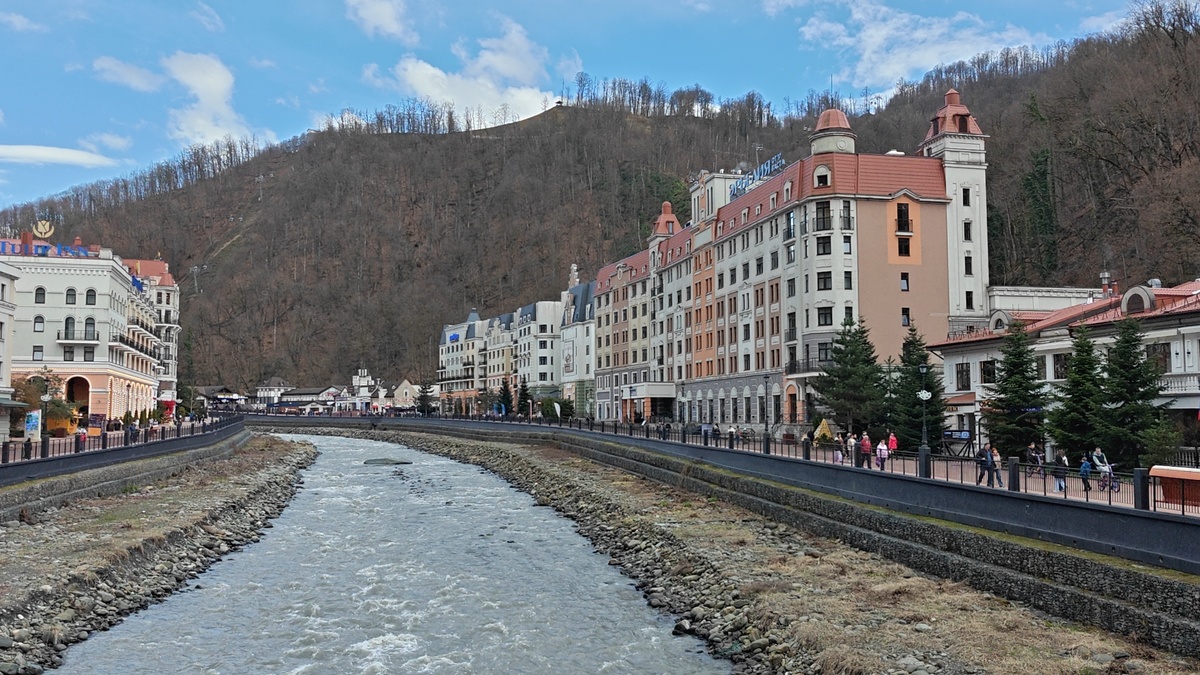 Отель Эрбелия от Васта и река Мзымта на Роза Хутор 