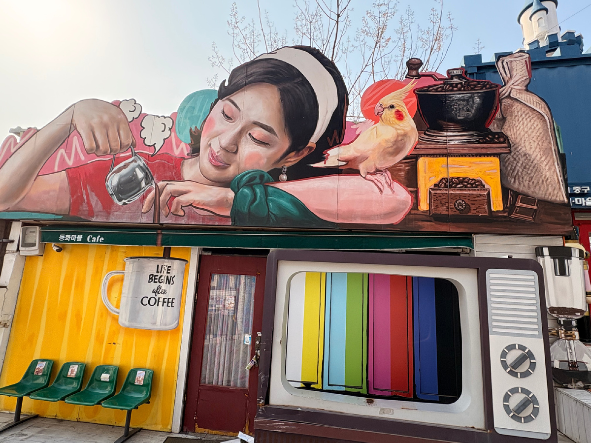 Яркая фреска в сказочной деревне. Здесь и далее мои свежие фото