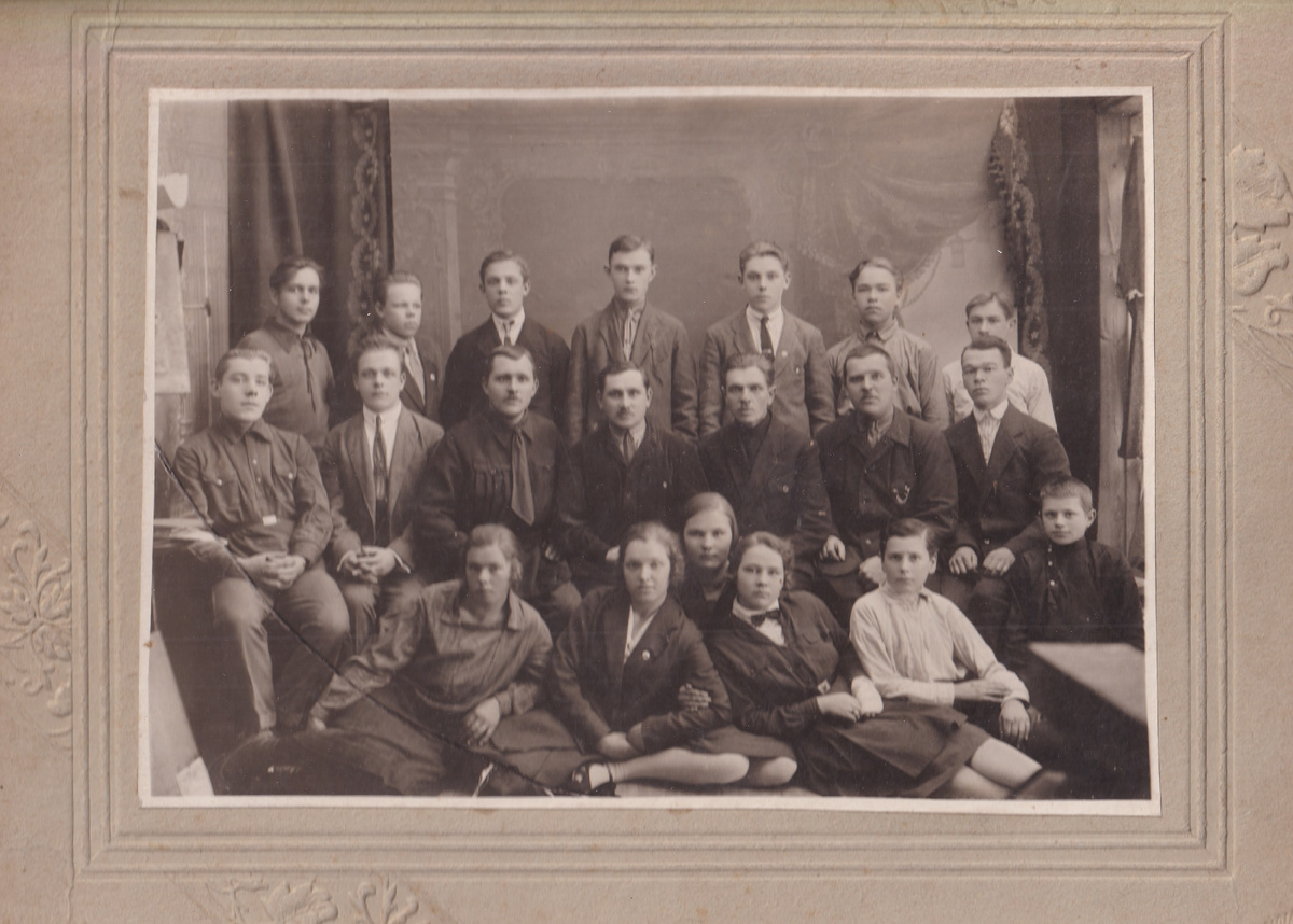 Группа рабочих и администрации артели «Металлист». 28.12.1929 г.