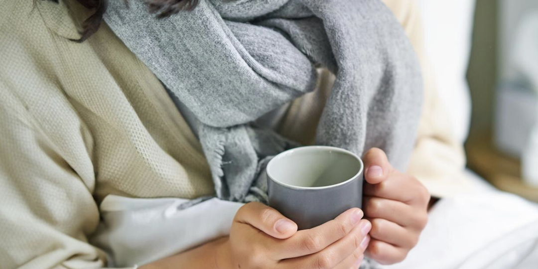 Горячая картошка и противовирусные не спасут: врачи назвали 5 привычек, которые только затягивают простуду