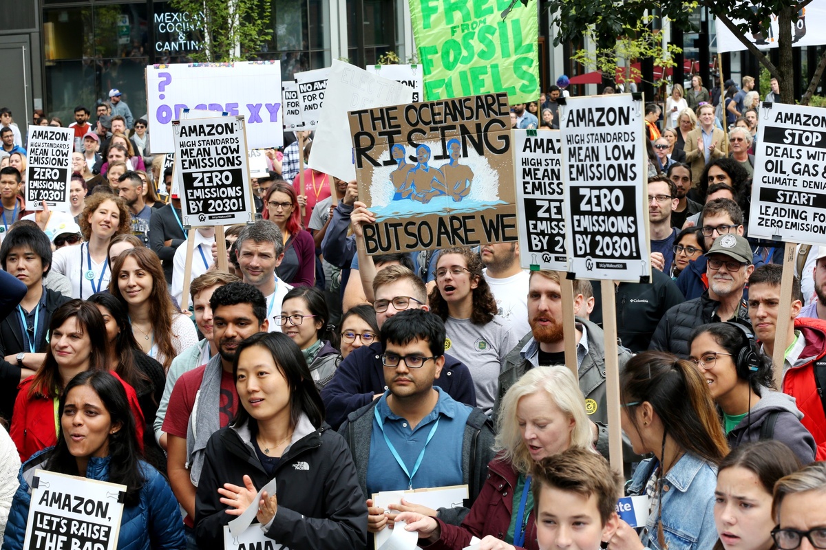 "Мы не алгоритмы"… протестуют сотрудники Амазон. 