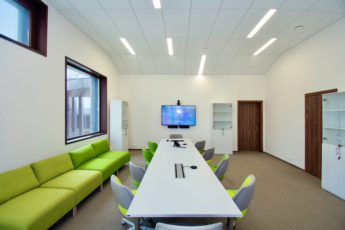 Интерактивная панель Antouch для переговорной комнаты