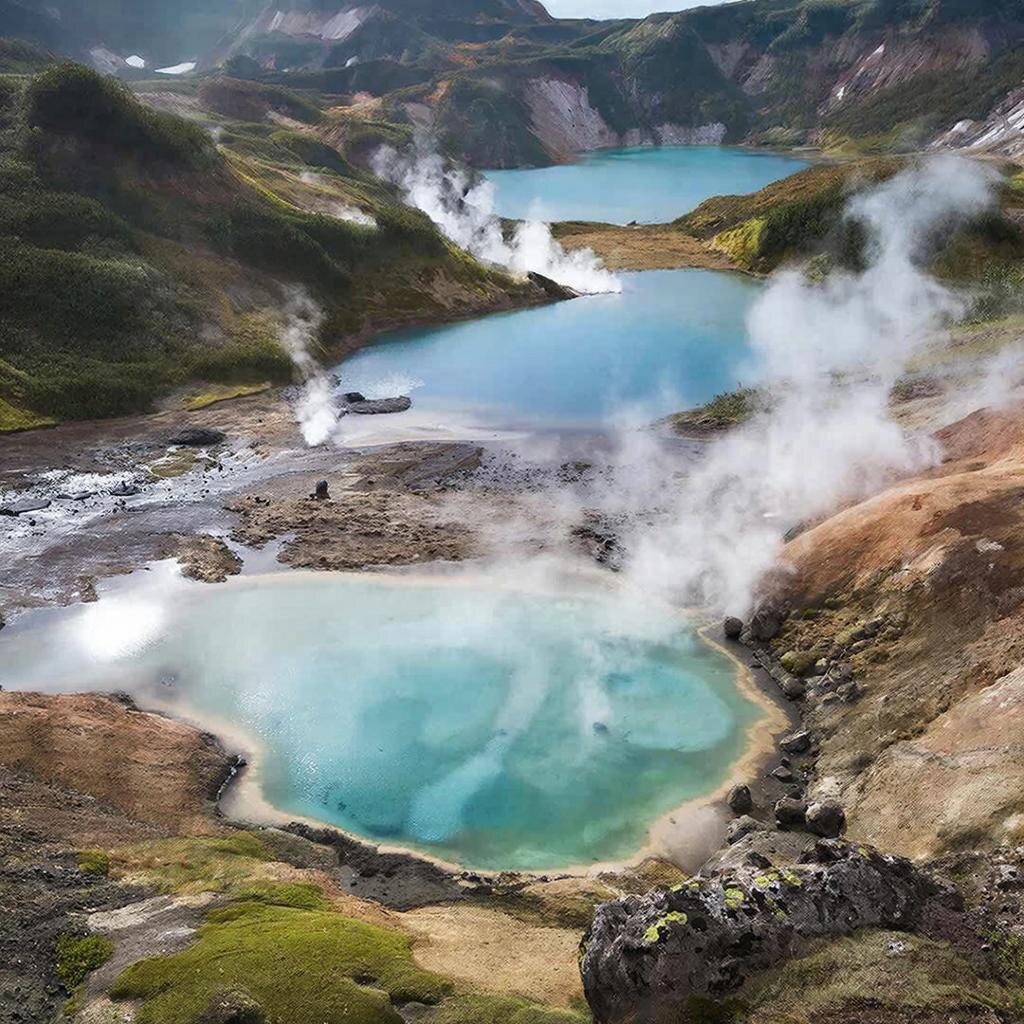 Горячие озёра Камчатки. Вода прогрета геотермальными источниками, цвет зависит от температуры и растворённых минералов. Купаться запрещено — температура может достигать 80 градусов. Фото: Кроноцкий заповедник. 