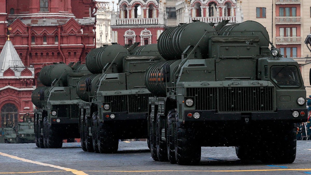   Yuri Kochetkov / EPA / TASS- Зенитная ракетная система С-400 «Триумф»