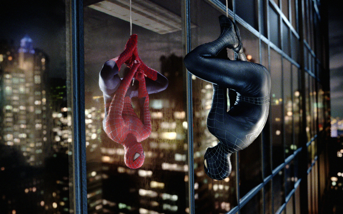 В оригинале фильм называется просто "Человек-паук 3", но российские локализаторы решили добавить подзаголовок "Враг в отражении". Обычно я не поддерживаю изменения оригинальных названий, но "Враг в отражении" звучит и правда круто