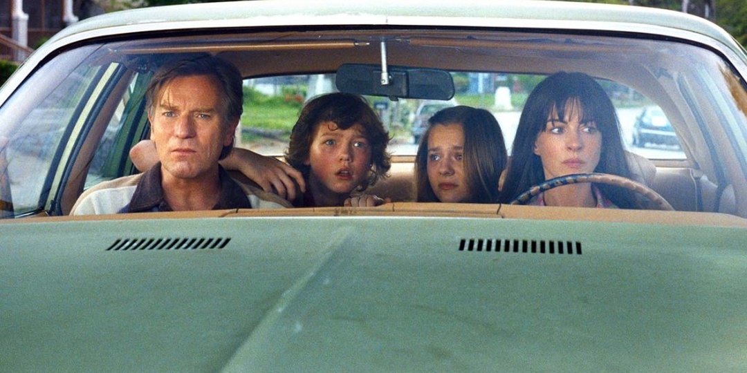 В тизере фильма «Конец Оук-стрит» Энн Хэтэуэй и Юэн МакГрегор столкнулись с динозаврами