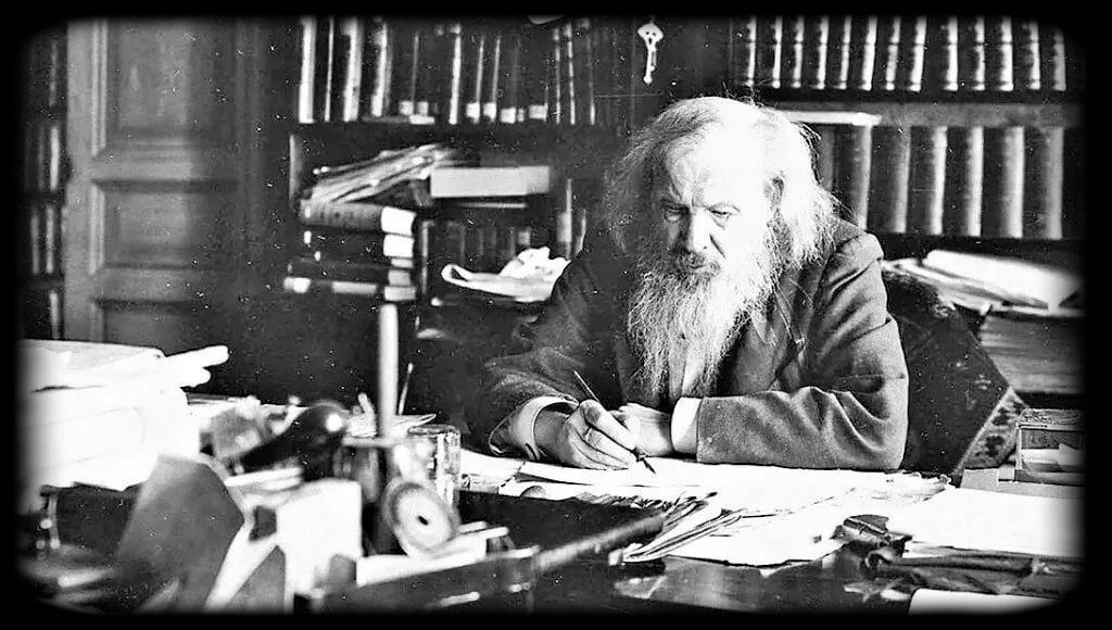 Дмитрий Иванович Менделеев в своём кабинете. Учёный работал в десятках областей — от химии до экономики, от метрологии до воздухоплавания. Общественное достояние. 