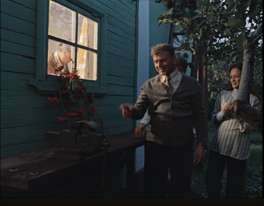 "А это я слесарю...". Скрин кадра из фильма "Москва слезам не верит"