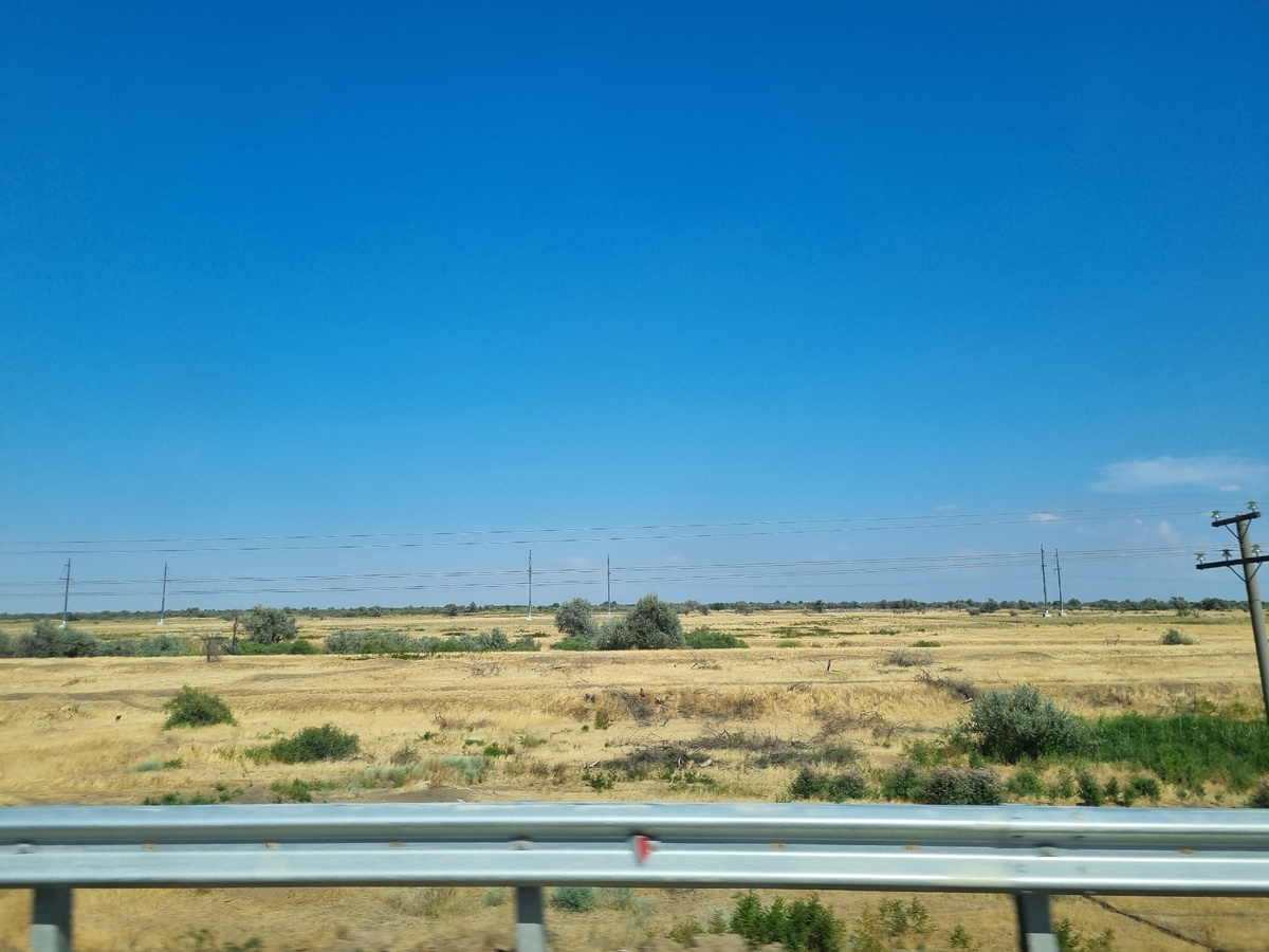 Мир я вижу в основном так: из окна своей машины. Но небо голубое!