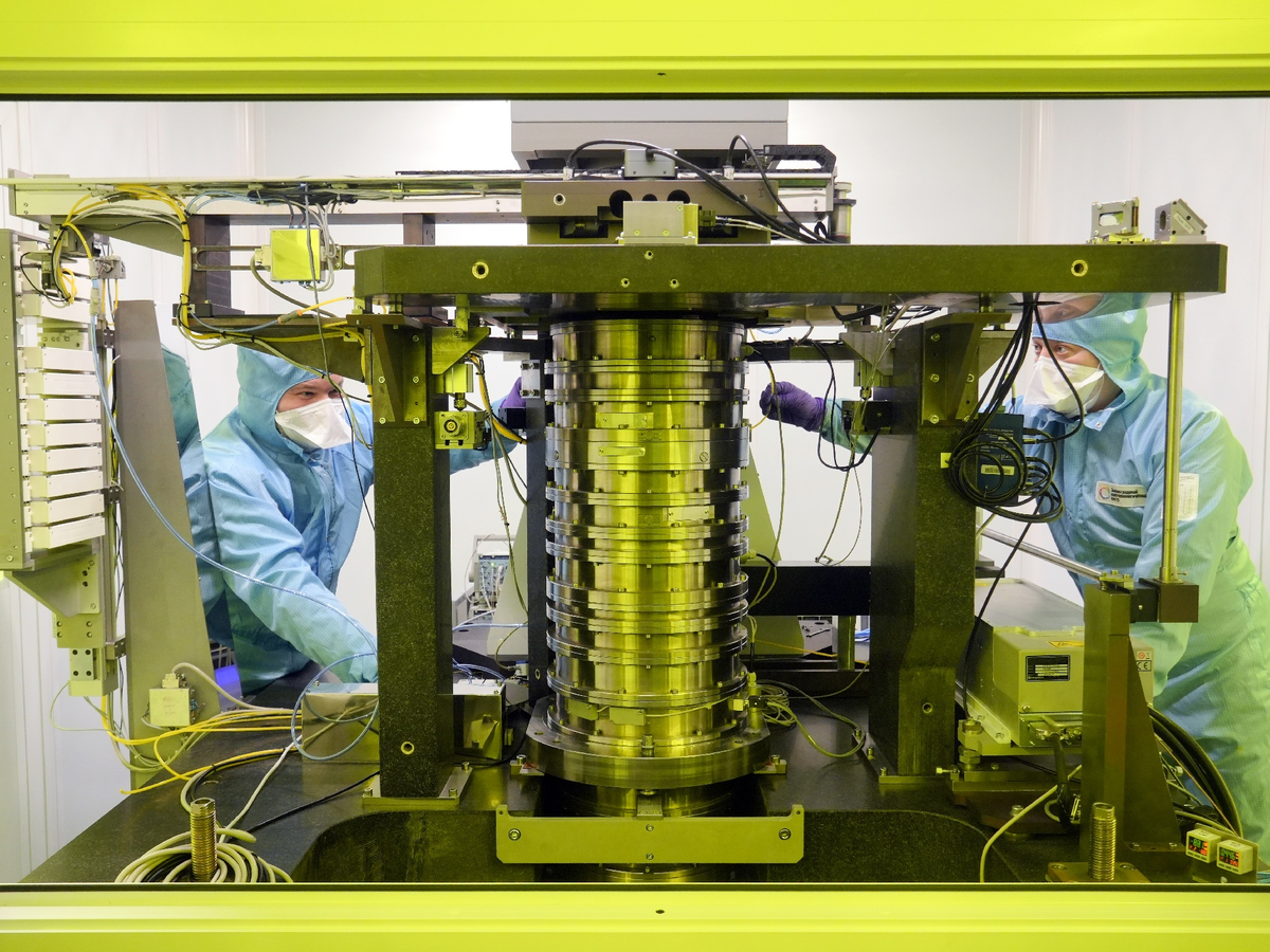 Оптическая колонна из 27 линз литографа СТП-350