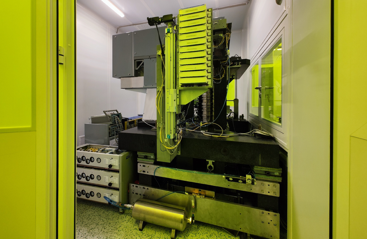 Литограф СТП-350-001 (на 350 нм) внутри микроклиматического кабинета.