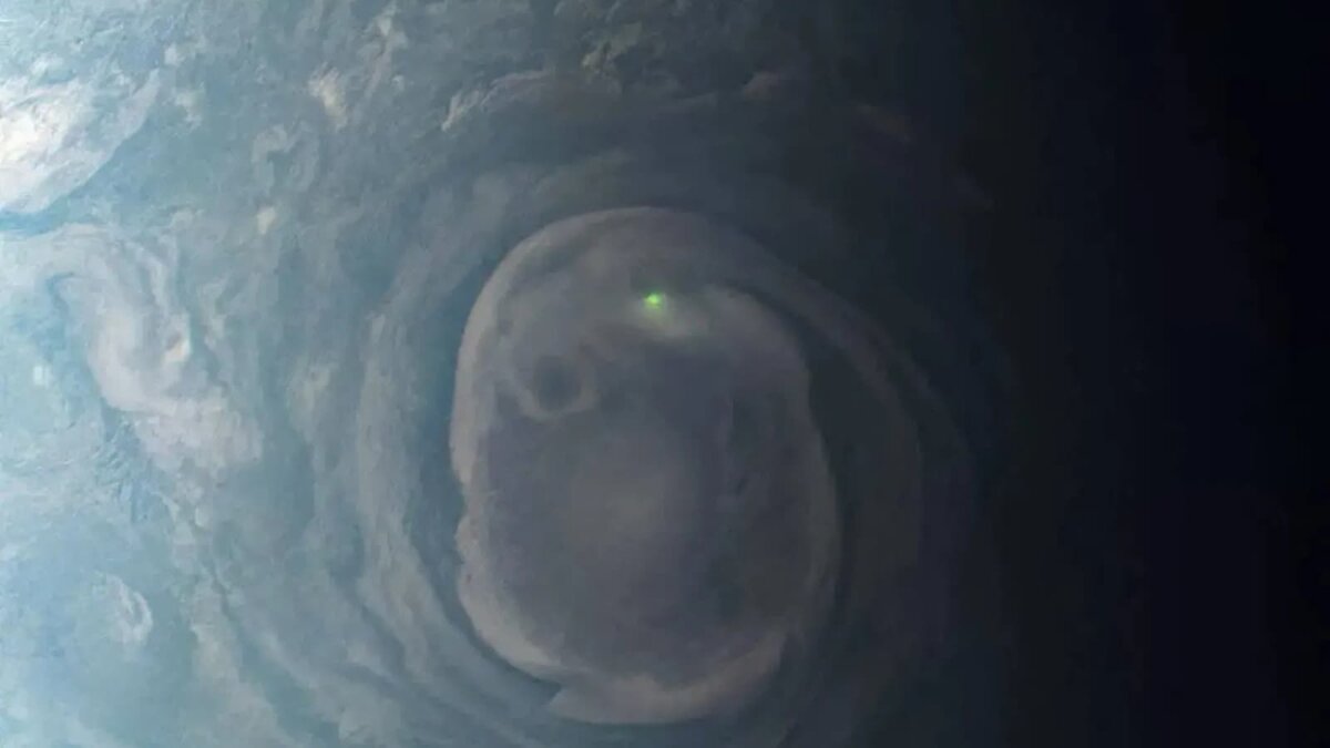 Молнии на Юпитере могут быть в миллион раз мощнее земных  📷
