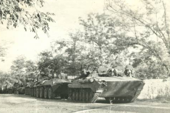 Колонна бронетехники советской ММГ в Афганистане готовится к боевому рейду 