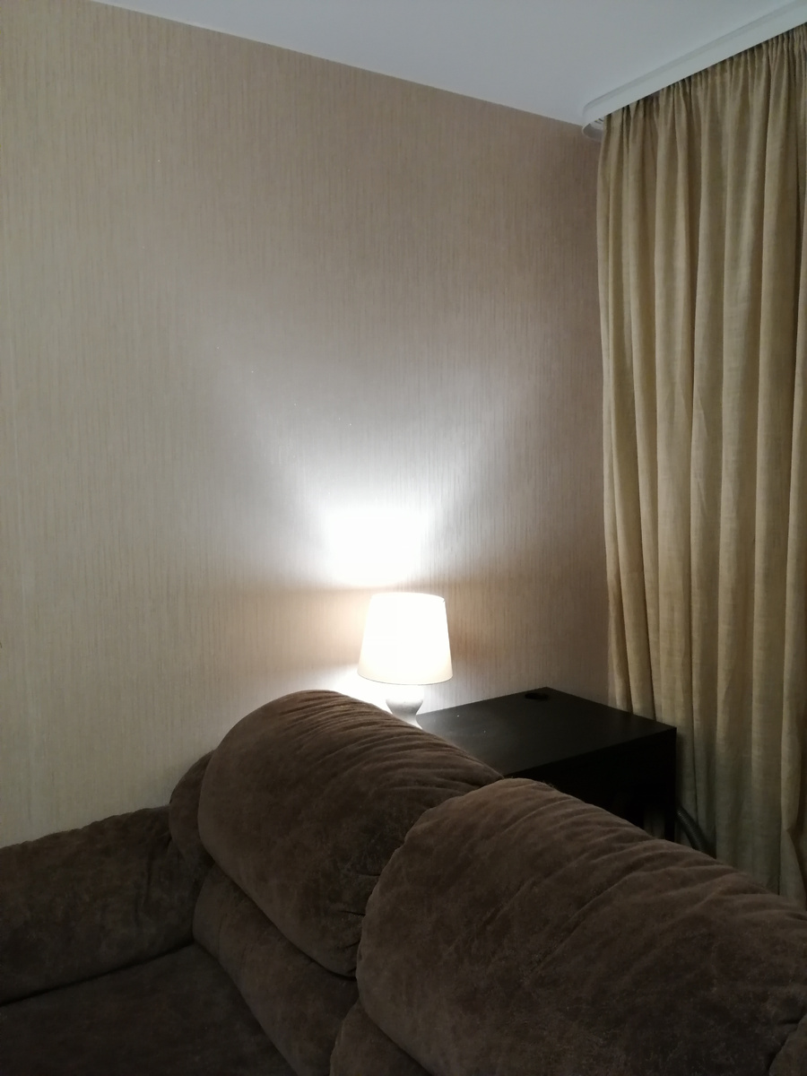 Это мой рабочий уголок в гостиной. Здесь работала, когда переводили всех на удаленку. Столик тоже из Икеи. Лампу включаю, как прихожу домой. 