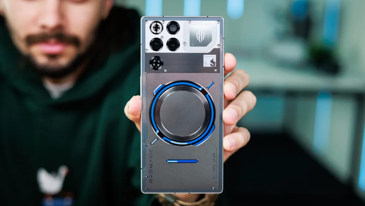    Мощное железо, память нового поколения и нейронные процессоры разгоняют смартфоны до астрономических значений в бенчмарках. Фото: phonearena.com