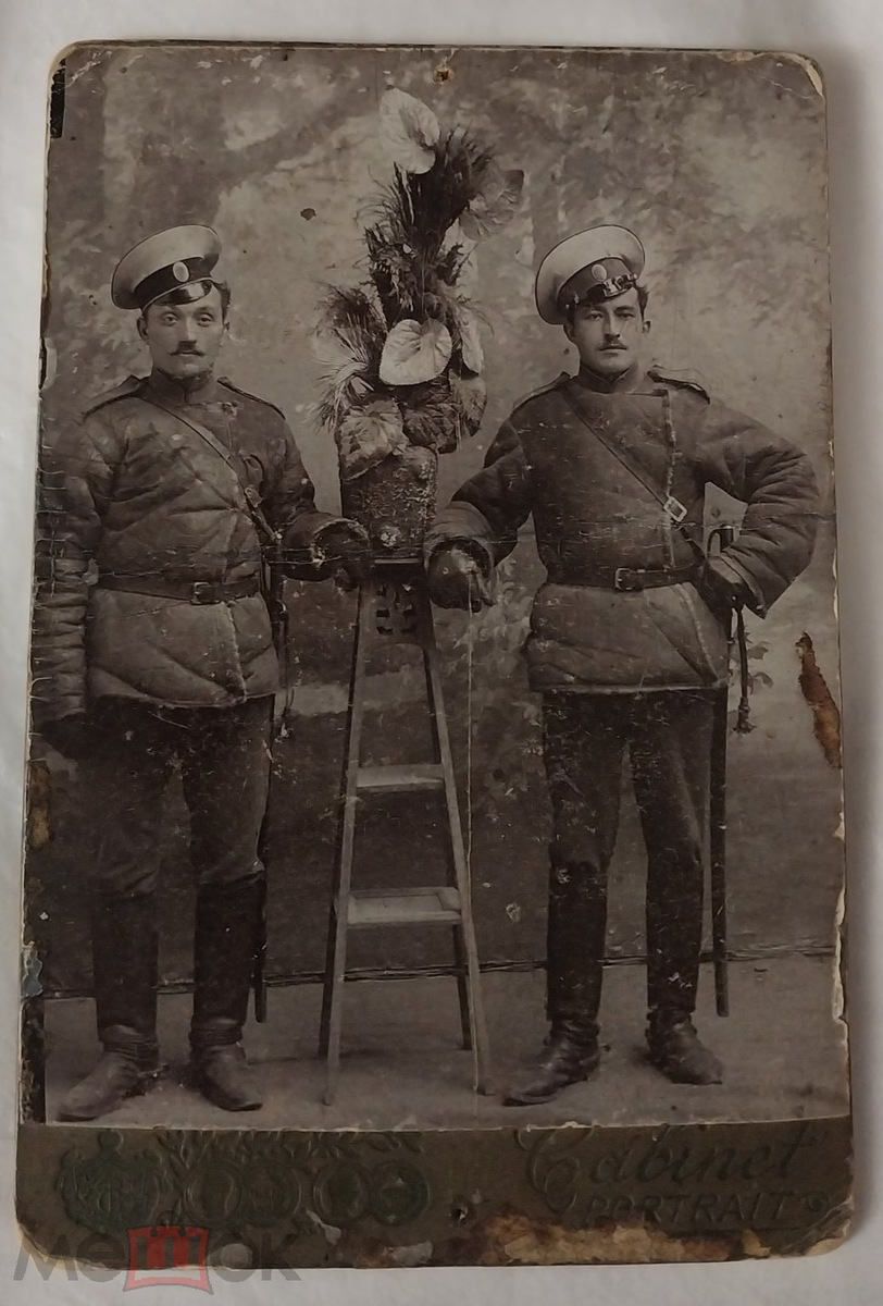 Неизвестные нижние чины 8-го драгунского Астраханского генерал-фельдмаршала Великого Князя Николая Николаевича полка: "РИА Нижние чины 8 Драгунский Астраханский генерала-фельдмаршала Великого Князя Николая Ник полк". Ссылка: https://meshok.net/item/330395399_РИА_Нижние_чины_8_Драгунский_Астраханский_генерала_фельдмаршала_Великого_Князя_Николая_Ник_полк Фото снято, предположительно, в период между 1907 и 1917 годами. Не специалист по атрибуции. Могу ошибаться. Было бы здорово, если найдутся специалисты, которые помогли с атрибуцией данного снимка. Для справки: 06.12.1907 — 8-й драгунский Астраханский генерал-фельдмаршала Великого Князя Николая Николаевича полк. 27.12.1917 — «впредь до общей реорганизации армии» переименован в Астраханский кирасирский украинский полк. 1918 — упразднён.