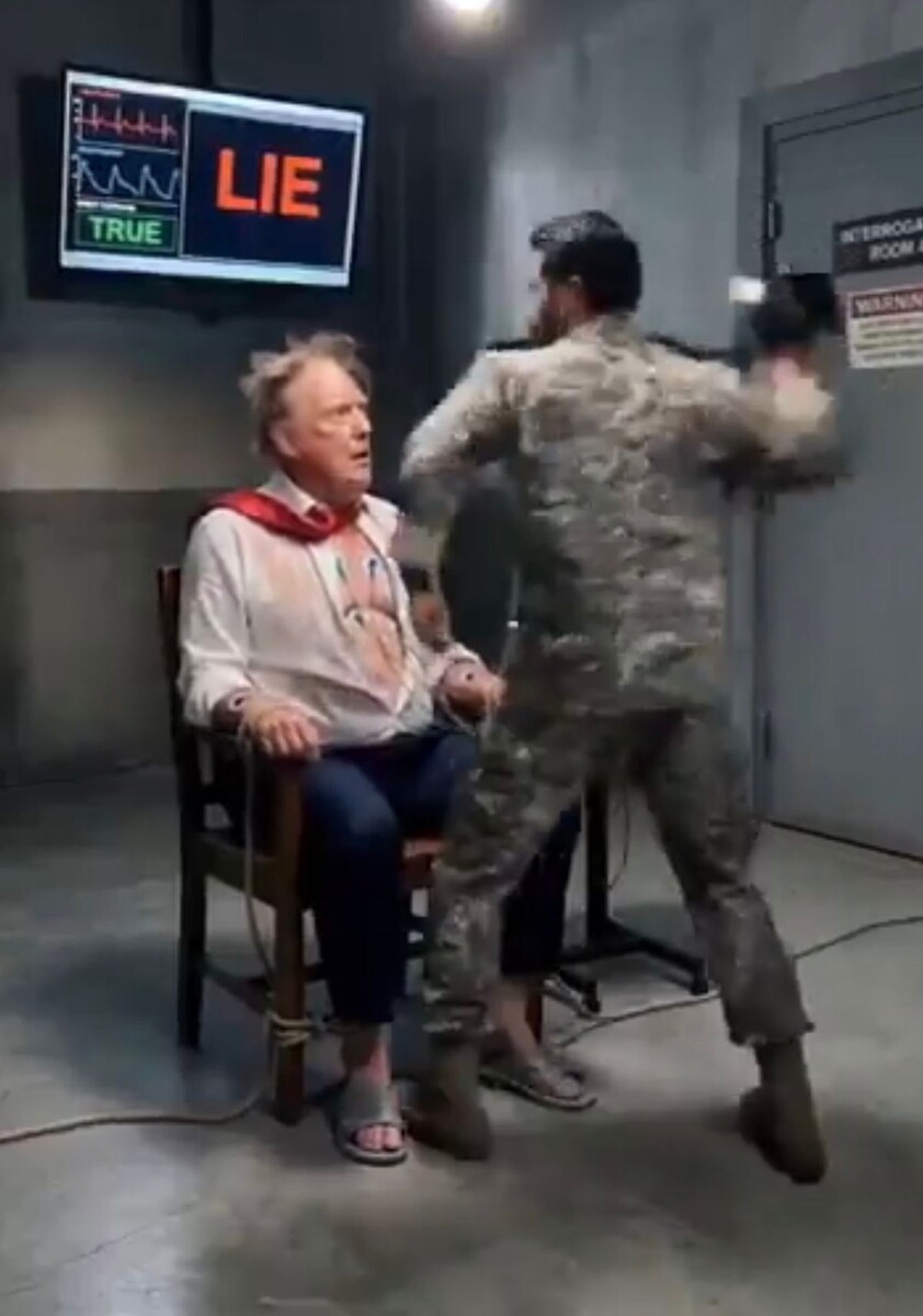 В этом вызывающем недоумение видеоролике показаны кадры с растрепанным, вспотевшим Трампом без рубашки (Изображение: X)