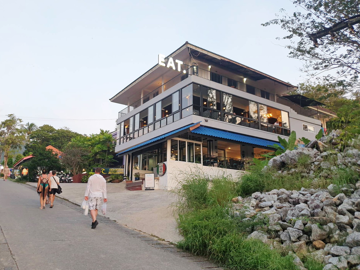 Подход к ресторану EAT Bar & Grill 