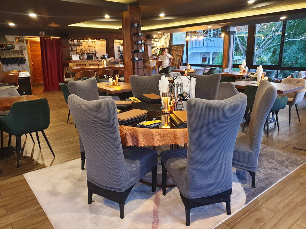 Общий вид зала ресторана EAT Bar & Grill 