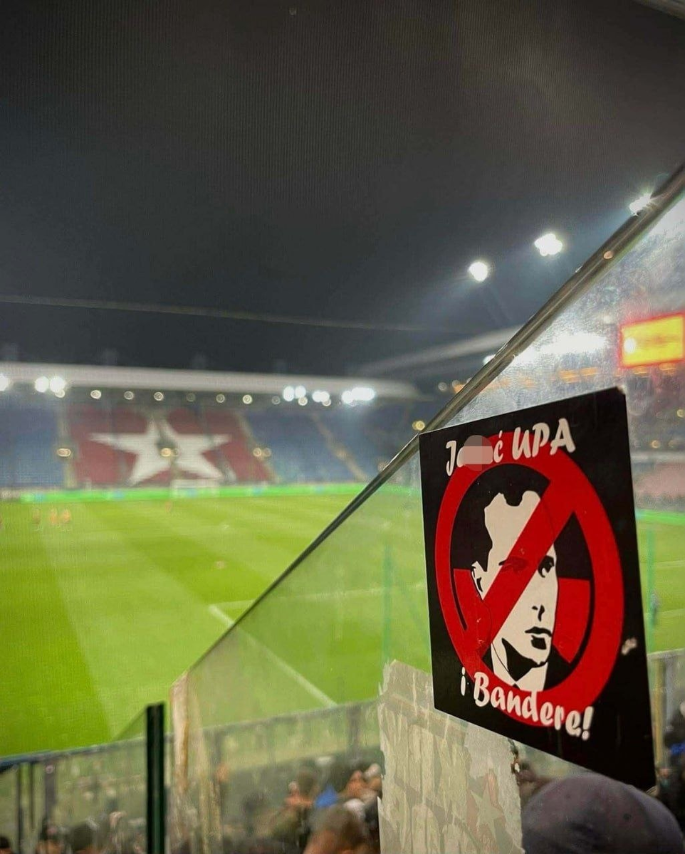 В европе уже не рады украинцам и их "патриотизму"...Стикер на стадионе краковской Вислы. СФото с канала "off-news"