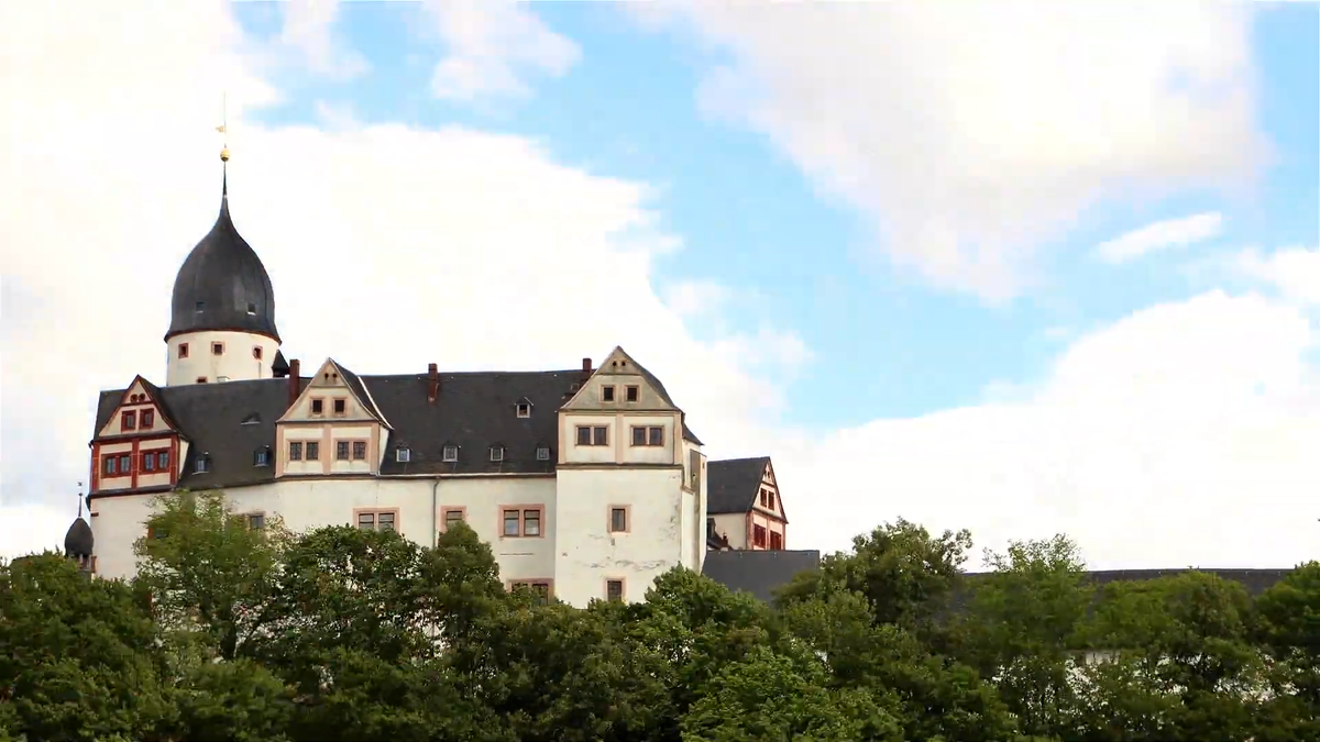 Замок Рохсбург (Schloss Rochsburg) — скрытая жемчужина Саксонии. В этой статье: как добраться из Лейпцига, почему здесь стоит посетить музей моды, где найти шоколадную мануфактуру и как сделать лучшие фото замка на скале. Полный гид для путешественников по Германии.
