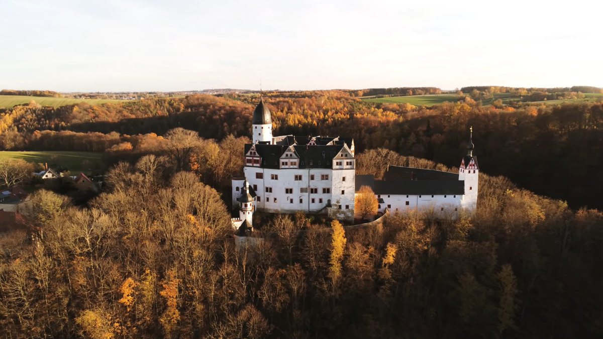«Архитектура, застывшая в зелени». На фото — главный корпус замка Рохсбург. Обратите внимание на типичные для немецкого Возрождения фронтоны и контрастную отделку. Именно так замок открывается туристам, подходящим к нему со стороны реки Цвиккауэр-Мульде.