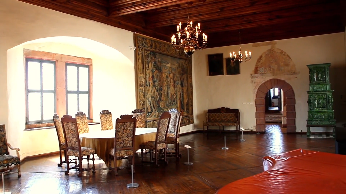 «Там, где пировала знать: парадный зал Рохсбурга».
Этот зал — квинтэссенция замкового уюта и величия. Только представьте: треск дров в огромной изразцовой печи, мягкий свет люстр и тихие беседы за этим массивным столом. Стены украшают подлинные гобелены, которые не только служили декором, но и сохраняли тепло в каменных покоях. Тяжелый деревянный потолок и антикварная мебель создают ту самую атмосферу, ради которой мы и едем в старинные замки Европы. Здесь кажется, что хозяева поместья просто вышли на прогулку в сад и вот-вот вернутся к обеду.