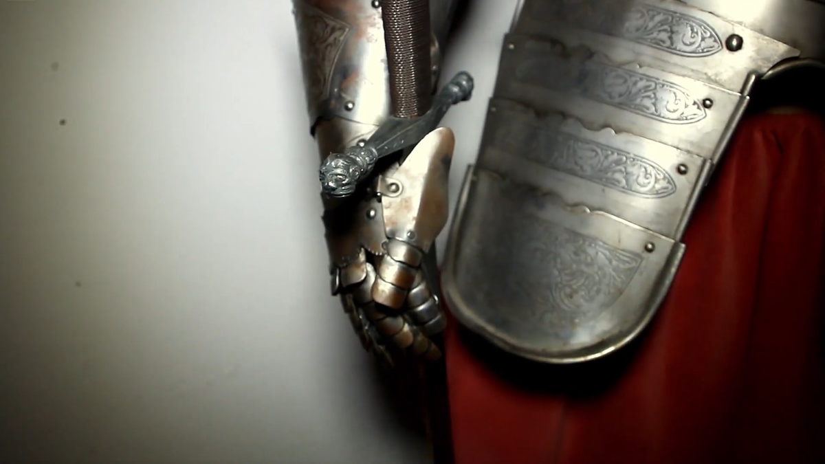 «Блеск стали и звон мечей: рыцарское наследие Рохсбурга».
Трудно представить средневековый замок без его главных защитников. В залах Рохсбурга вы увидите не просто музейные экспонаты, а настоящие произведения кузнечного искусства. Посмотрите на изящную гравировку на доспехах и искусно выкованный эфес меча — это снаряжение говорит о статусе и богатстве своего владельца не меньше, чем парадное платье. Каждая вмятина на металле — это молчаливый свидетель эпохи, когда честь и отвага были превыше всего.
