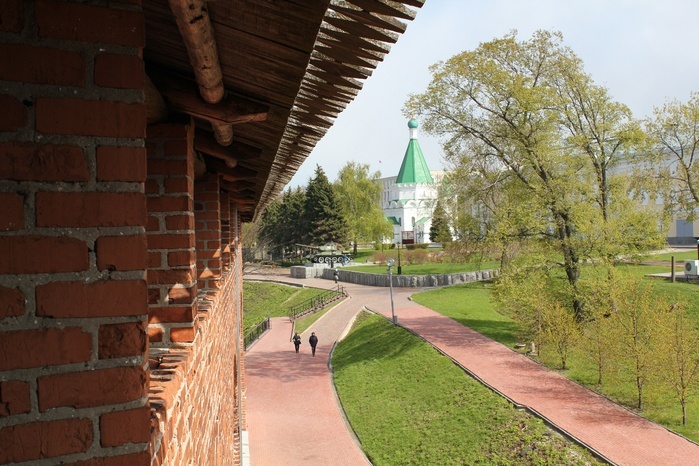 Вид из Северной башни на Михайло-Архангельский собор и танк Т-34