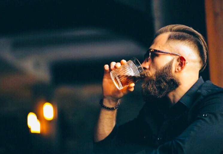 Что происходит с нарциссом под алкоголем на самом деле. Объясняет психолог