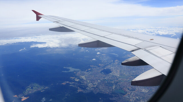    Очень люблю сидеть у иллюминатора и наблюдать за тем, как быстро меняется пейзаж за окном. Фото: vecteezy.com