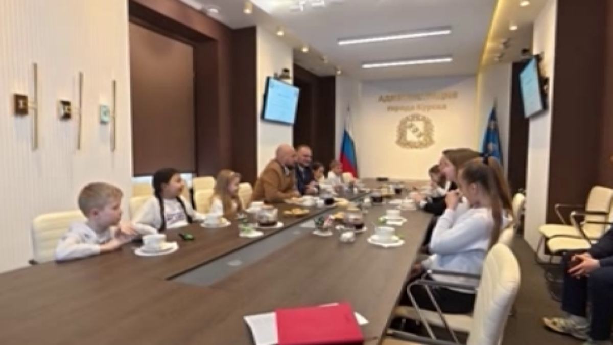    Мэр Курска провел рабочую встречу с руководителем студии эстрадного вокала «Артист»