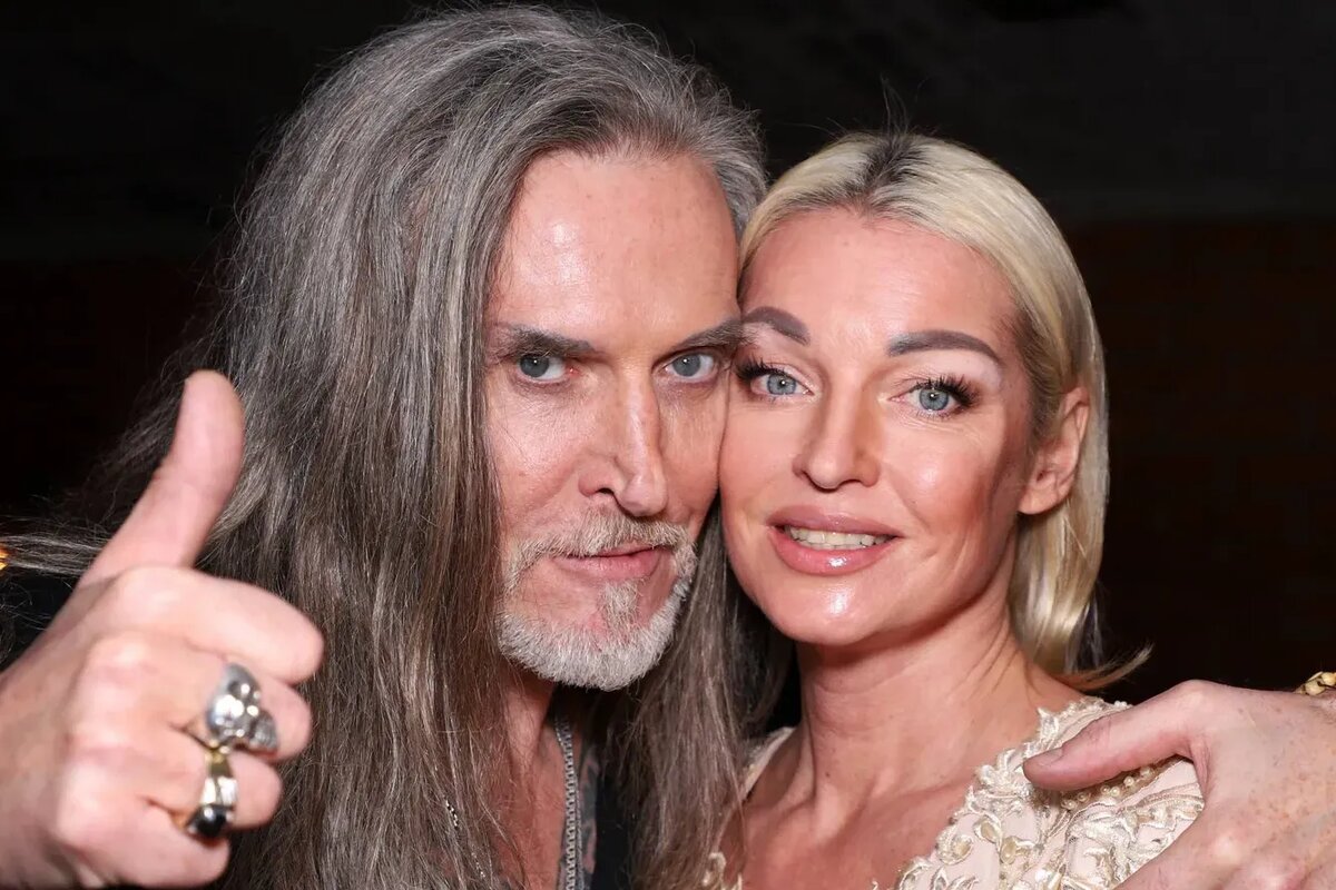     «Я стояла с полотенцем, когда он бился»: Анастасия Волочкова в день 65-летия Никиты Джигурды рассказала, как ему помогла