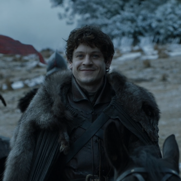 В мире, где лорды плетут интриги за спинами друг друга, Рамси Болтон был удивительно прямолинеен. Пока другие говорили о чести, он просто брал то, что хотел. Да, его методы вызывают ужас, но давайте на минуту отбросим эмоции и посмотрим на сухие факты: почему этот бастард почти захватил Север?