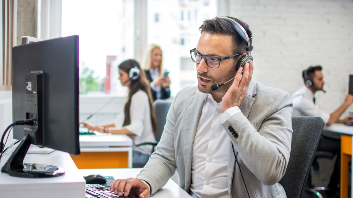 При просрочке должнику сначала звонит внутренняя служба взыскания