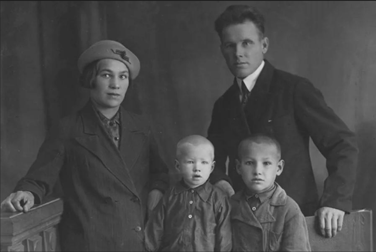 Семья Ельциных. Борис с братом Михаилом. 1939 год