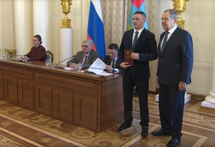 Сергей Лавров вручил дипломы МГИМО участникам СВО из Владимирской области