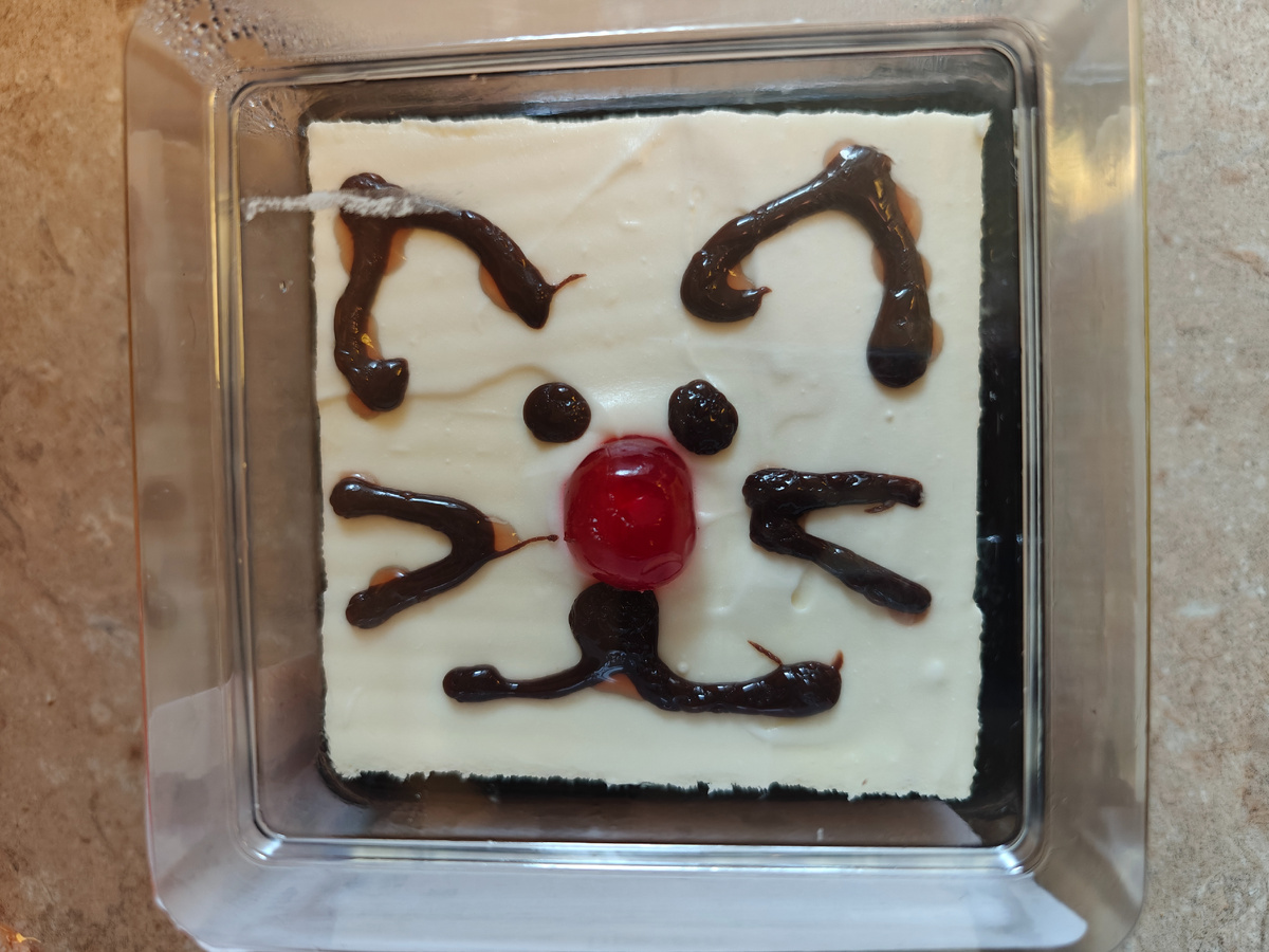 Вот такие малюсенькие тортики, 250 грамм. 