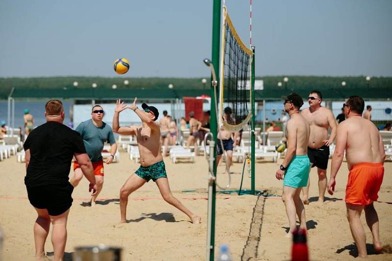 На базе отдыха "Лагуна Юг" свой пляж с лежаками и полотенцами, пляжный волейбол с душем, бар и веранды у воды, волшебные закаты