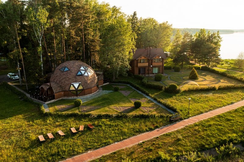 База отдыха "Лагуна Юг" на берегу широкой реки. Двухкомнтаные и двухэтажные номера, своя парковка