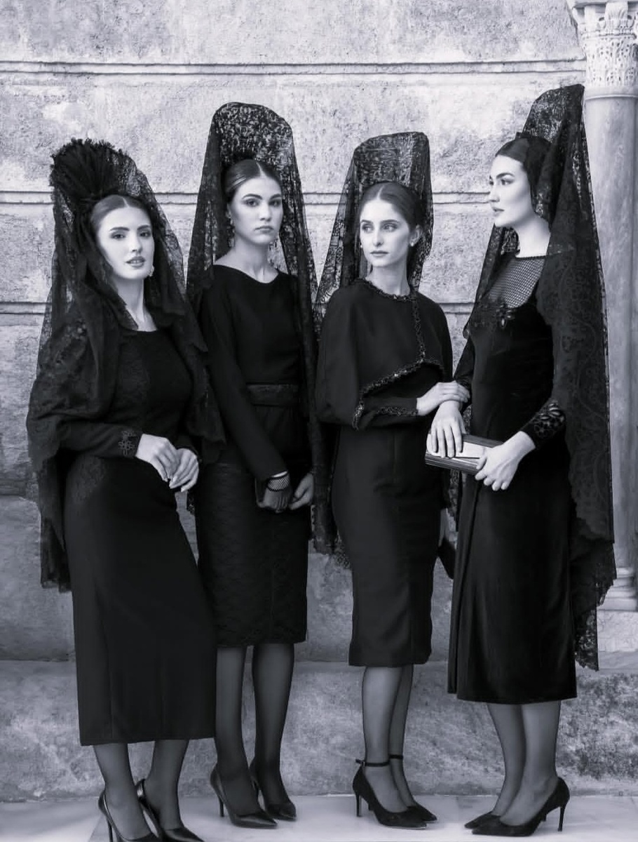 Андалусские  женщины на Semana Santa. Материал: Siqcostura_andaluza.