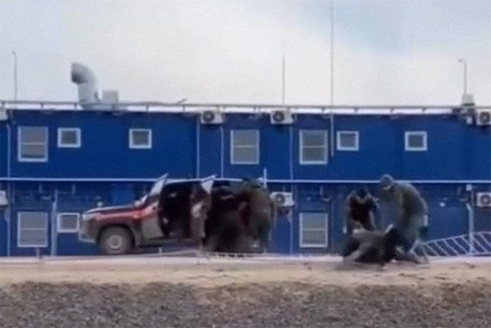 Охранники задерживают рабочих в порту Усть-Луга. Кадр из видео