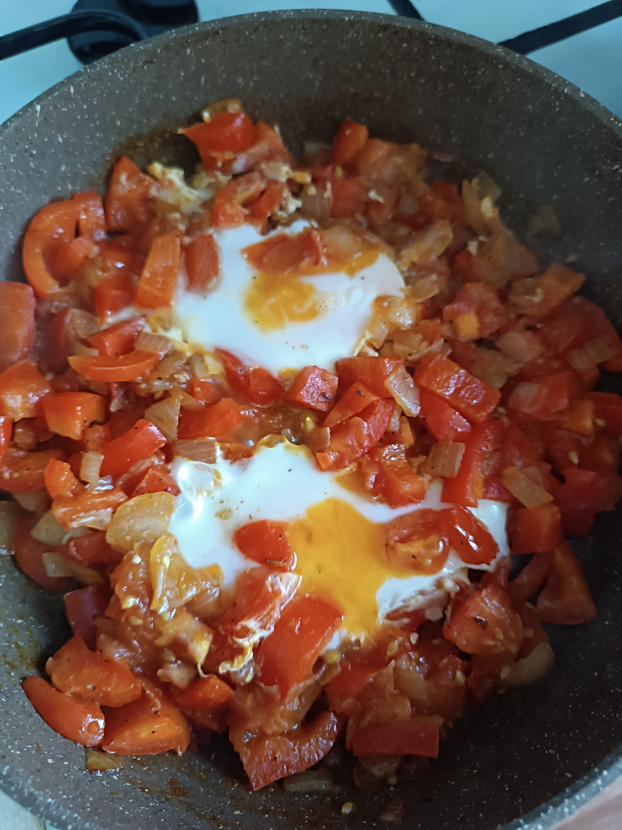 Шакшука с отрубным хлебом 