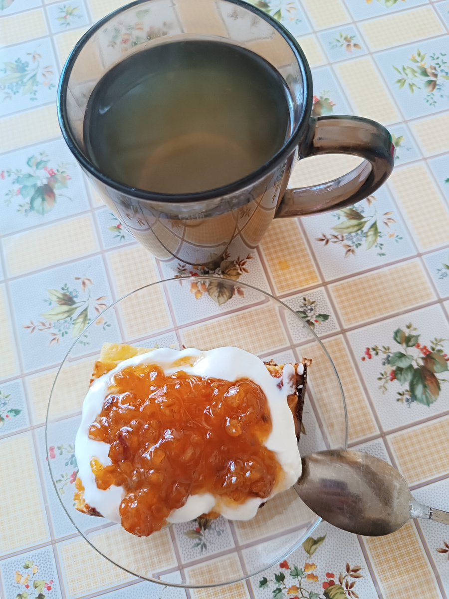 Запеканка, греческий йогурт, варенье из морошки