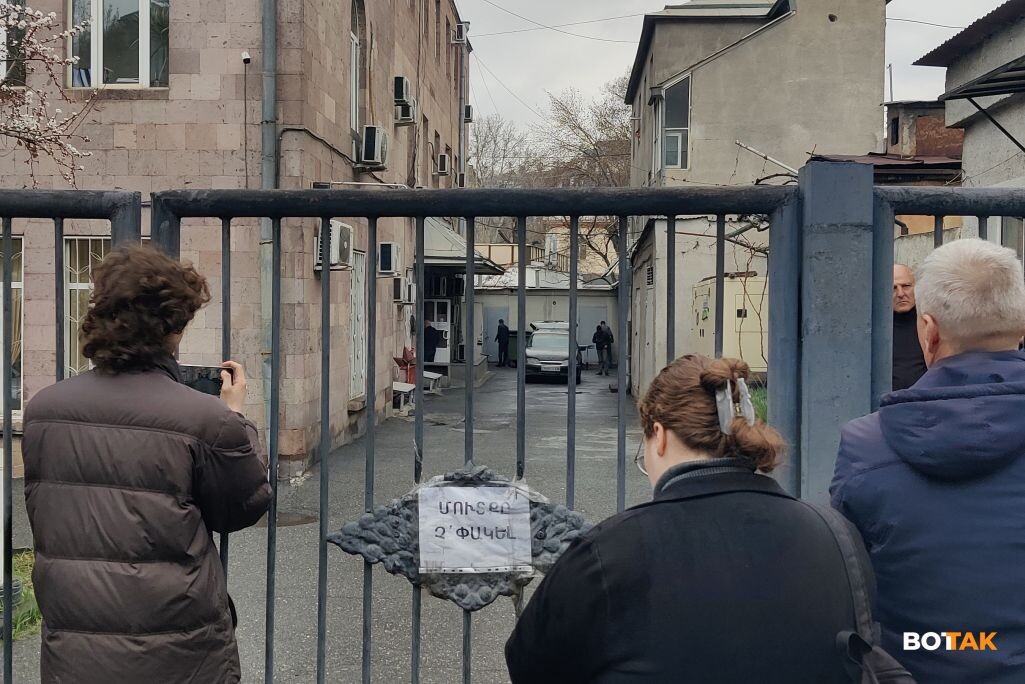 У Бюро судебно-медицинских экспертиз в Ереване. Армения, 27 марта 2026 года. Фото: «Вот Так»