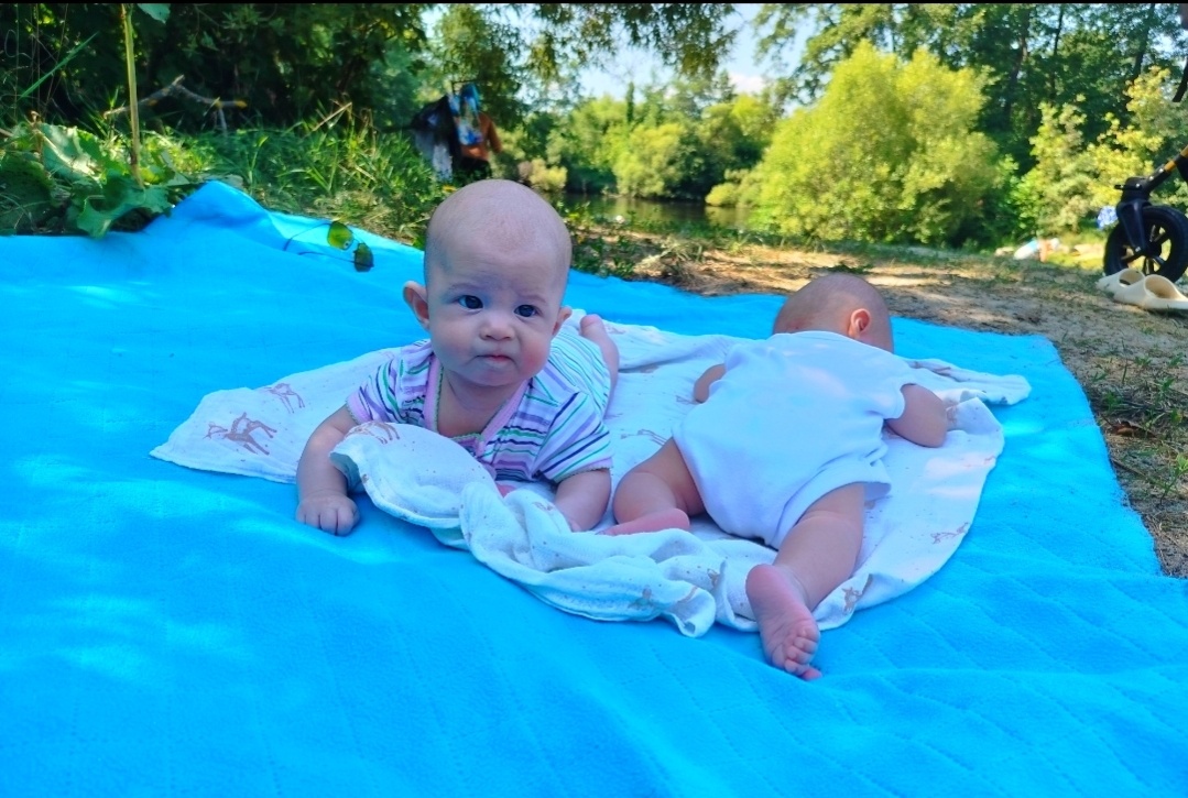 Ульяна и Ярослав летом 24го года на озере. Ульяна недовольна и наверное ждёт зимы😅