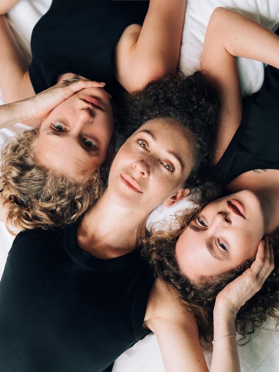    Ксения Раппопорт снялась с обеими дочерьмиСоцсети Аглаи Тарасовой