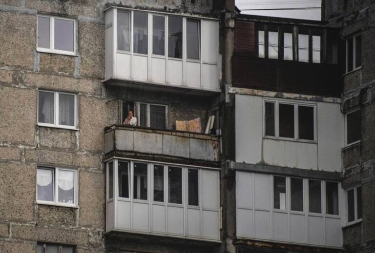    Иллюстрация к материалу: Соседи курят? Как получить компенсацию за табачный дым в квартире