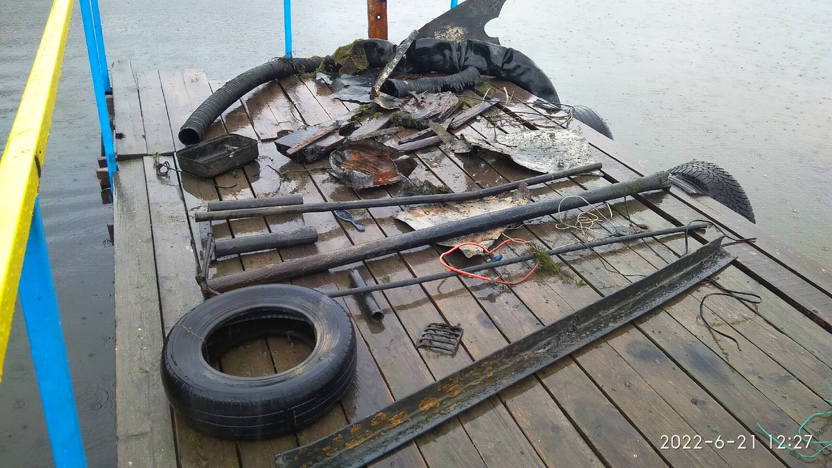 Находки со дна Шарташа. Уголки, трубы, элементы старого водопровода, шины